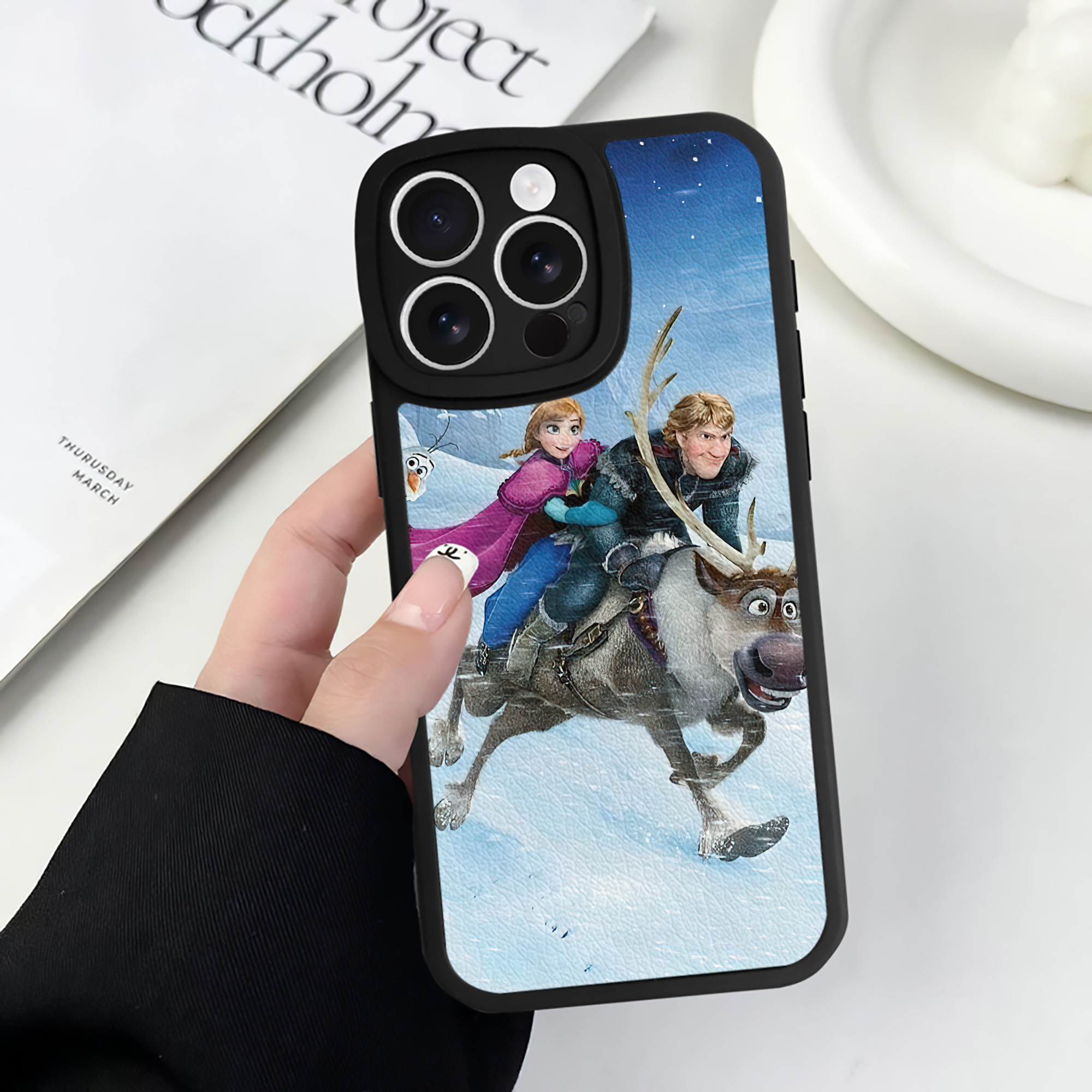 （画像用） アナと雪の女王 アンナ エルサ Frozen Anna Elsa 【iPhone 16シリーズ対応】シリコンスマホケース（レザー調） 材質：シリコン